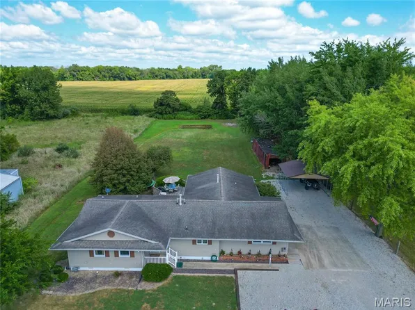 511 W 4th St, Coffeen, IL 62017