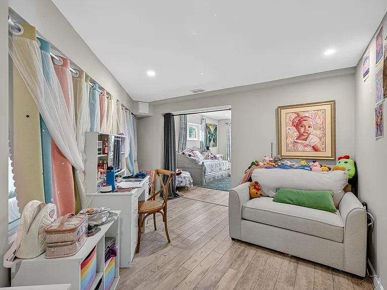 1570 NE 30th Pl — Photo 38
