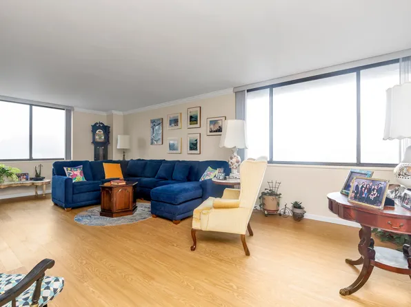 269 Grand Central Parkway image 2 of 25