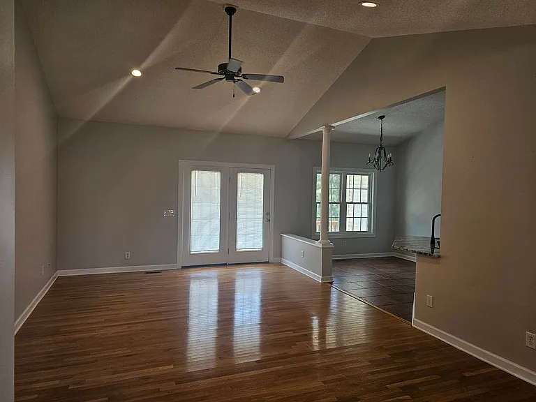 140 Patricia Ct — Photo 3