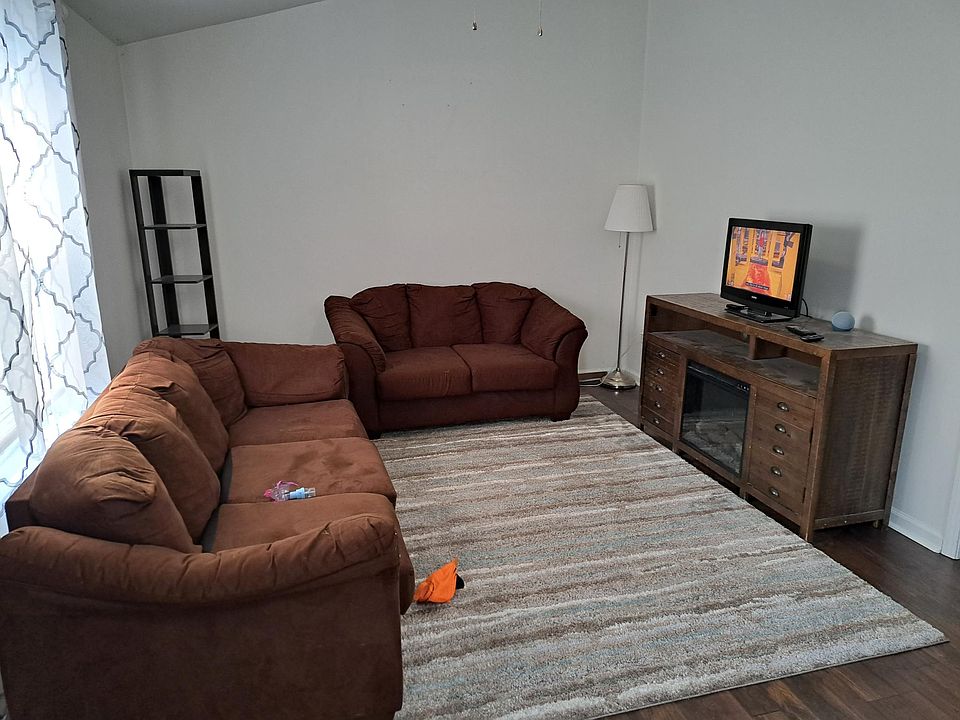 Living room with southern light and high ceiling.