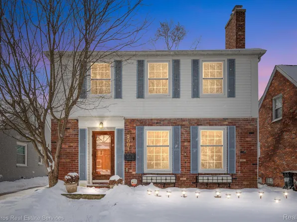 2001 Lochmoor Blvd, Grosse Pointe Woods, MI 48236