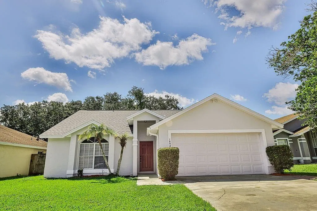 3 bed, 2.0 bath, 1310 sqft, $2,295 — Photo 1