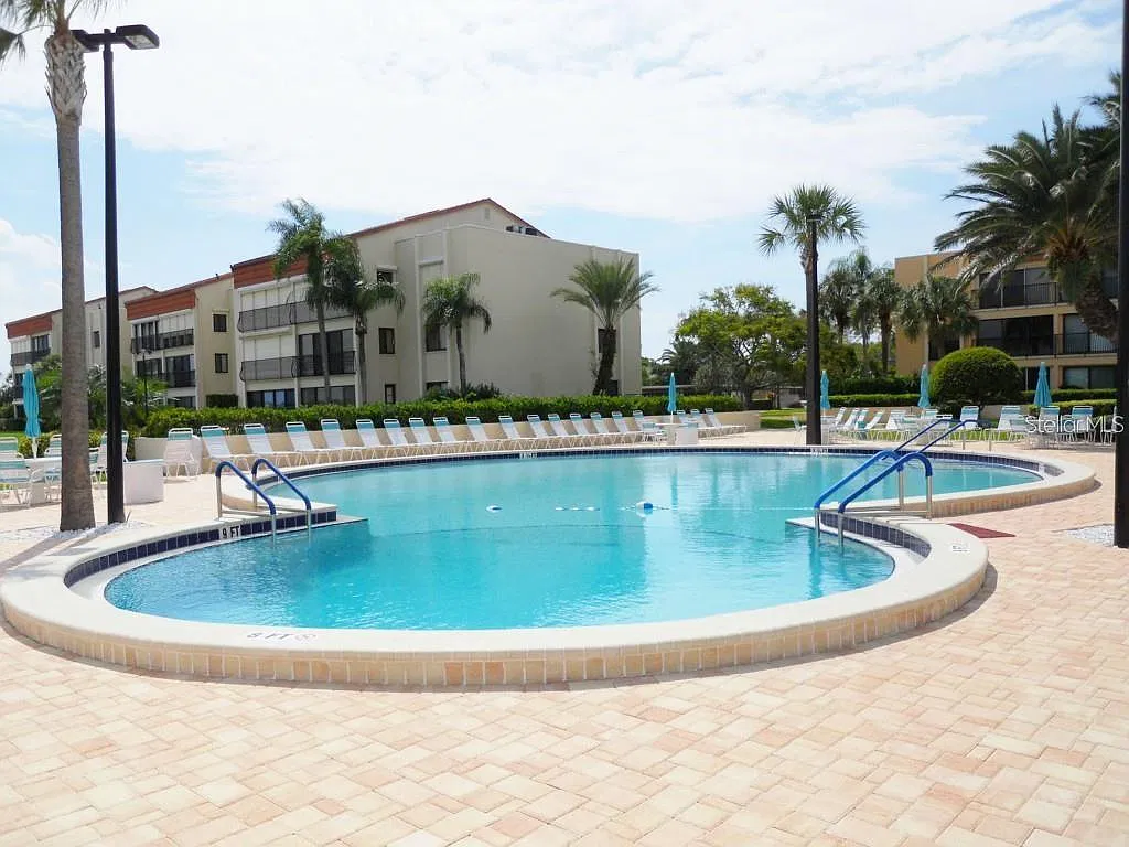 2 bed 2 bath waterfront condo — Photo 3