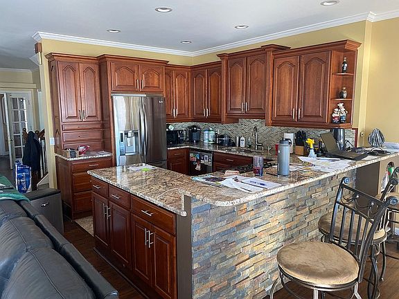 3rd image of 1515 Midwood Dr