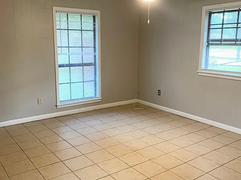 321 Bradford Dr — Photo 2