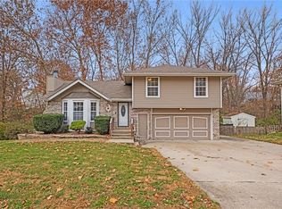 6808 Orchard St, Pleasant Valley, MO 64068