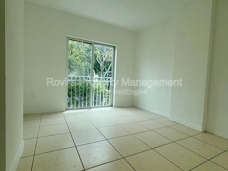 498 SW 6th St #303 — Photo 10