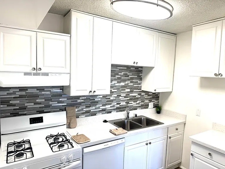 Terraces at South Pasadena Apartments — Photo 9