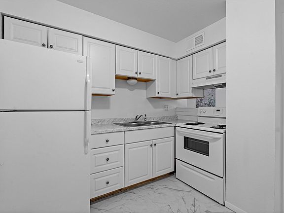 3rd image of 1601 Pennsylvania St NE Unit Z27