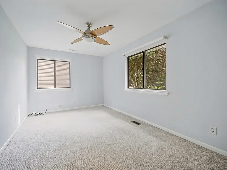 1044 Commodore Dr — Photo 21