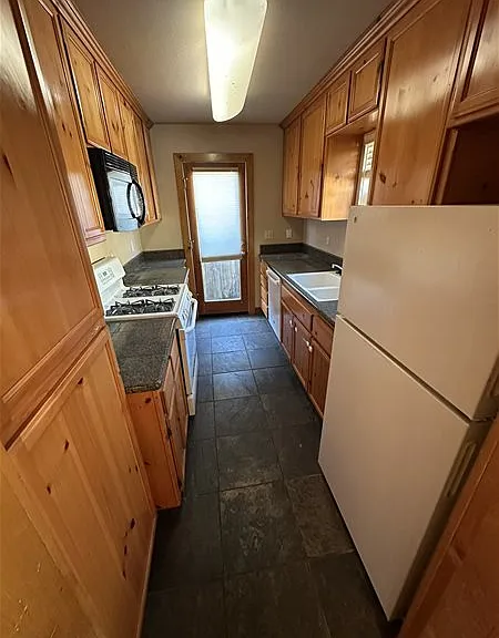 400 E 8th St — Photo 11