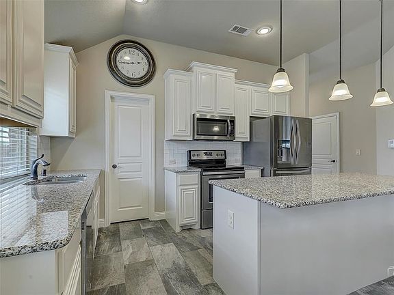 4th image of 4410 Lupine Ln