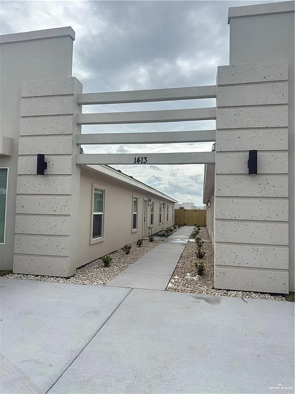 3 bed, 2.0 bath, 1100 sqft, $1,300 — Photo 2