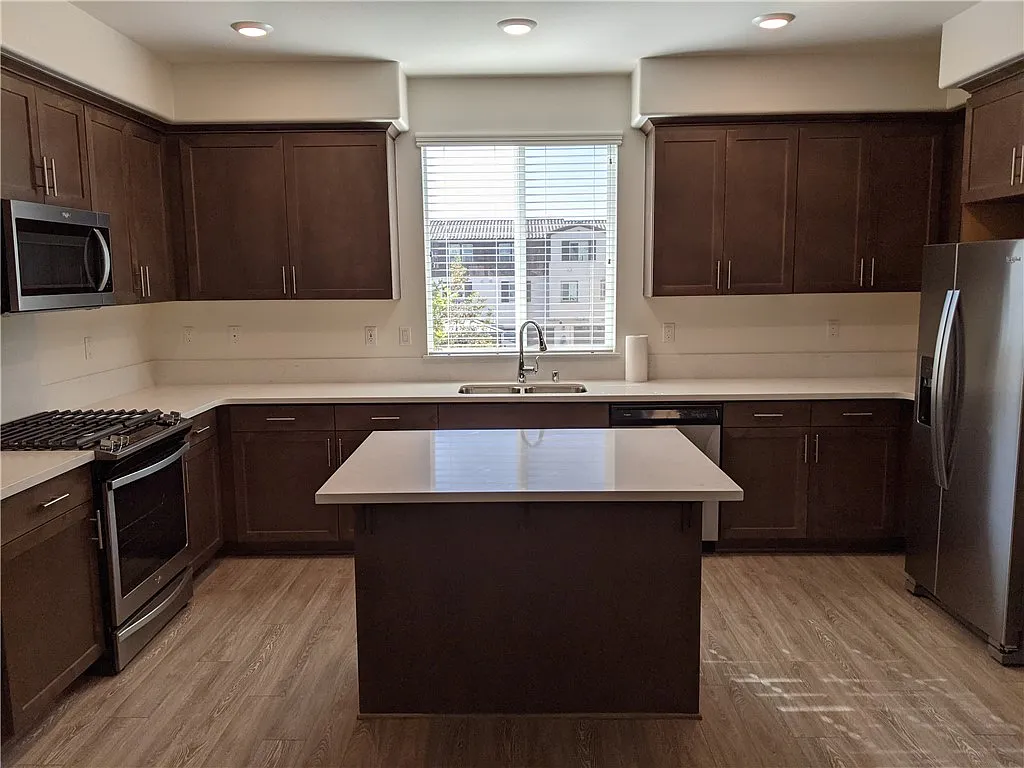 2 bed, 2.5 bath, 1562 sqft, $3,100 — Photo 3
