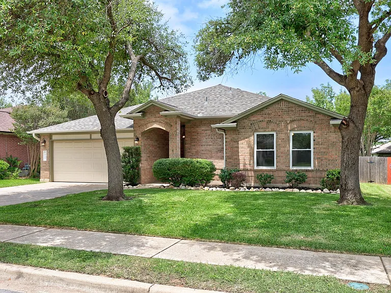 1617 Abbey Ln — Photo 3