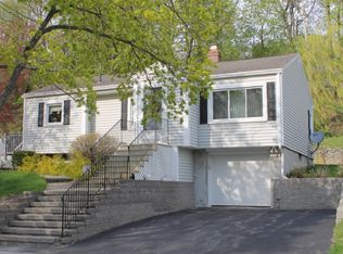 8 Sherwood Rd, Worcester, MA 01602