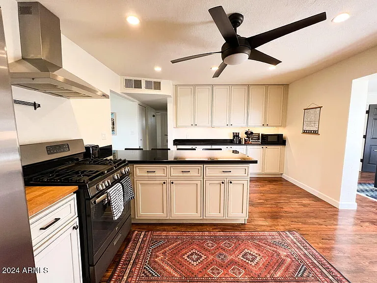 337 E Garfield St — Photo 4