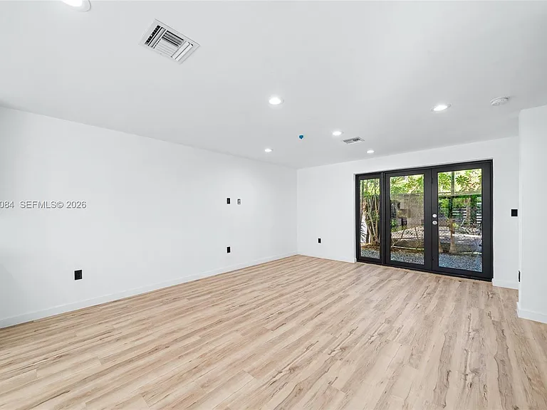 11 NE 51st St #B — Photo 7