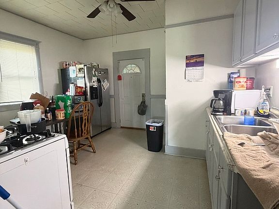 3rd image of 369-371 S 3rd Ave