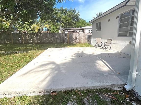 5th image of 611 NE 171st St