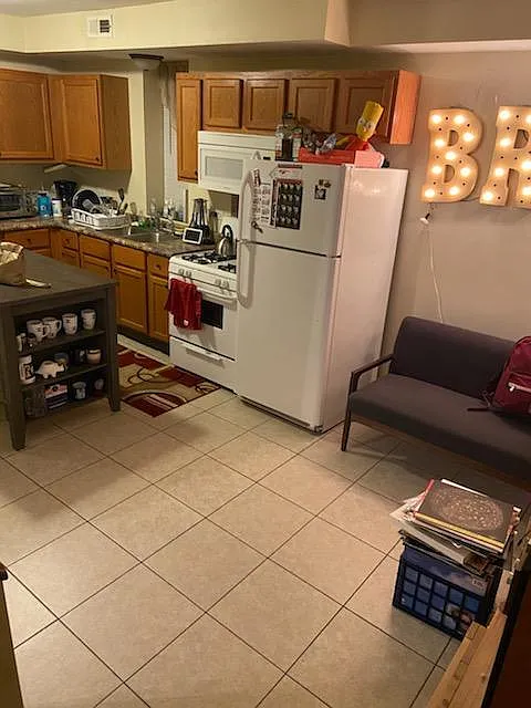 940 W 32nd Place — Photo 2