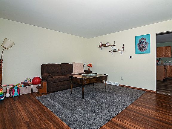 4th image of 410-410 Clarke Dr Unit A
