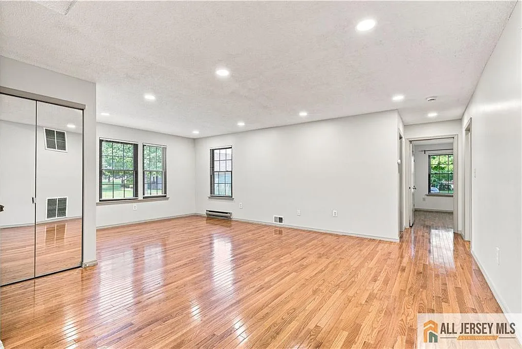 2 bed, 2.0 bath, 1095 sqft, $2,700 — Photo 4