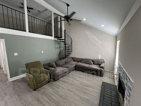 3rd image of 8724 Pecan Tree Dr