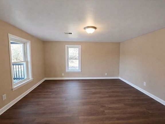 5th image of 218 Locust St