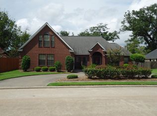 104 Williamsburg Ave, Clute, TX 77531