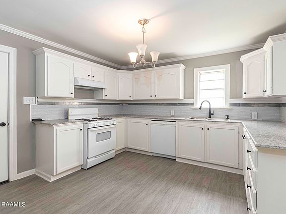 4th image of 2040 Church St
