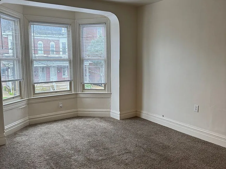 1559 W King St — Photo 33
