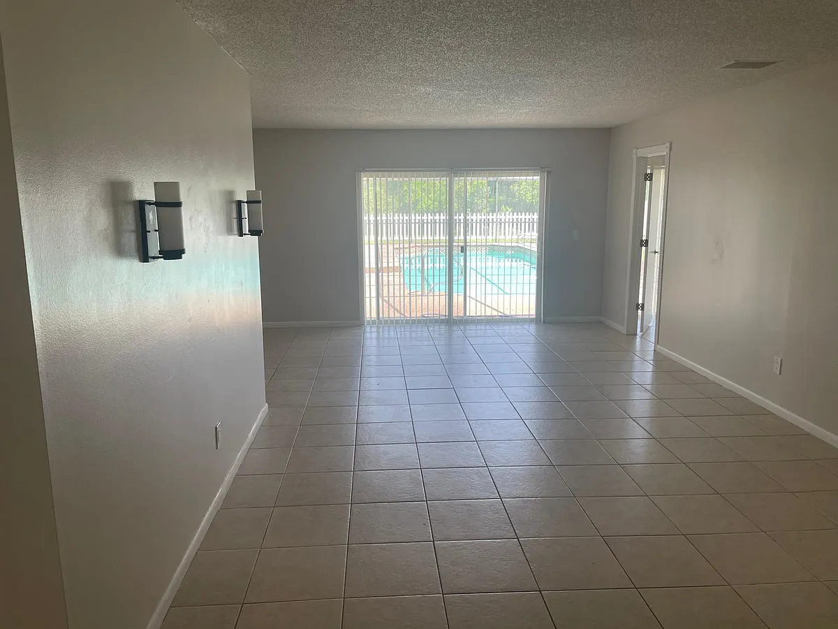 Building Photo - Foothill Dr