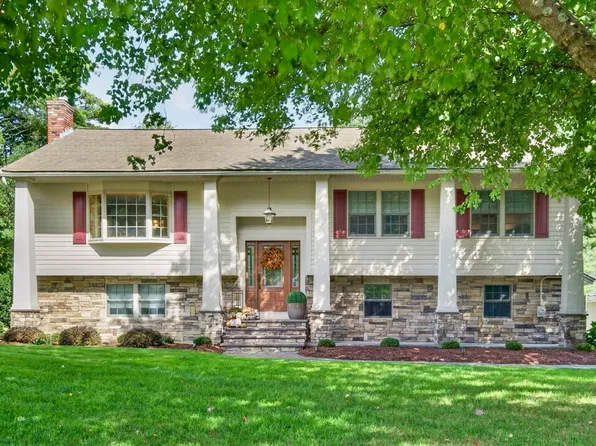 41 Fox Run Dr, Tewksbury, MA 01876