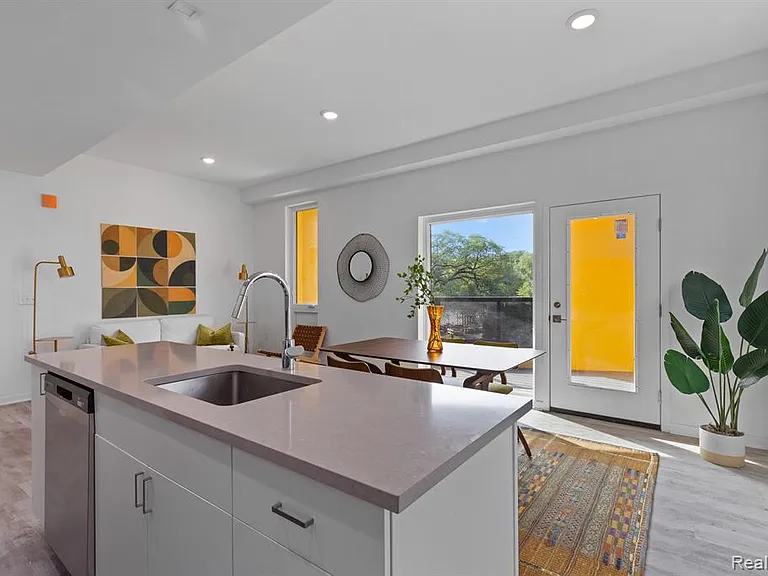 655 W Willis St #304 — Photo 14