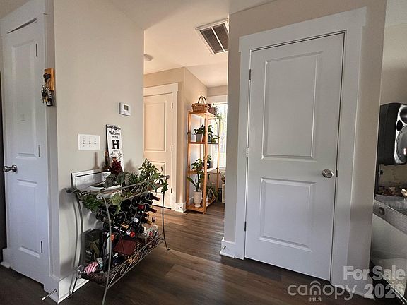 4th image of 606 E Carpenter St