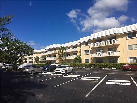 3rd image of 100 Edgewater Dr APT 213