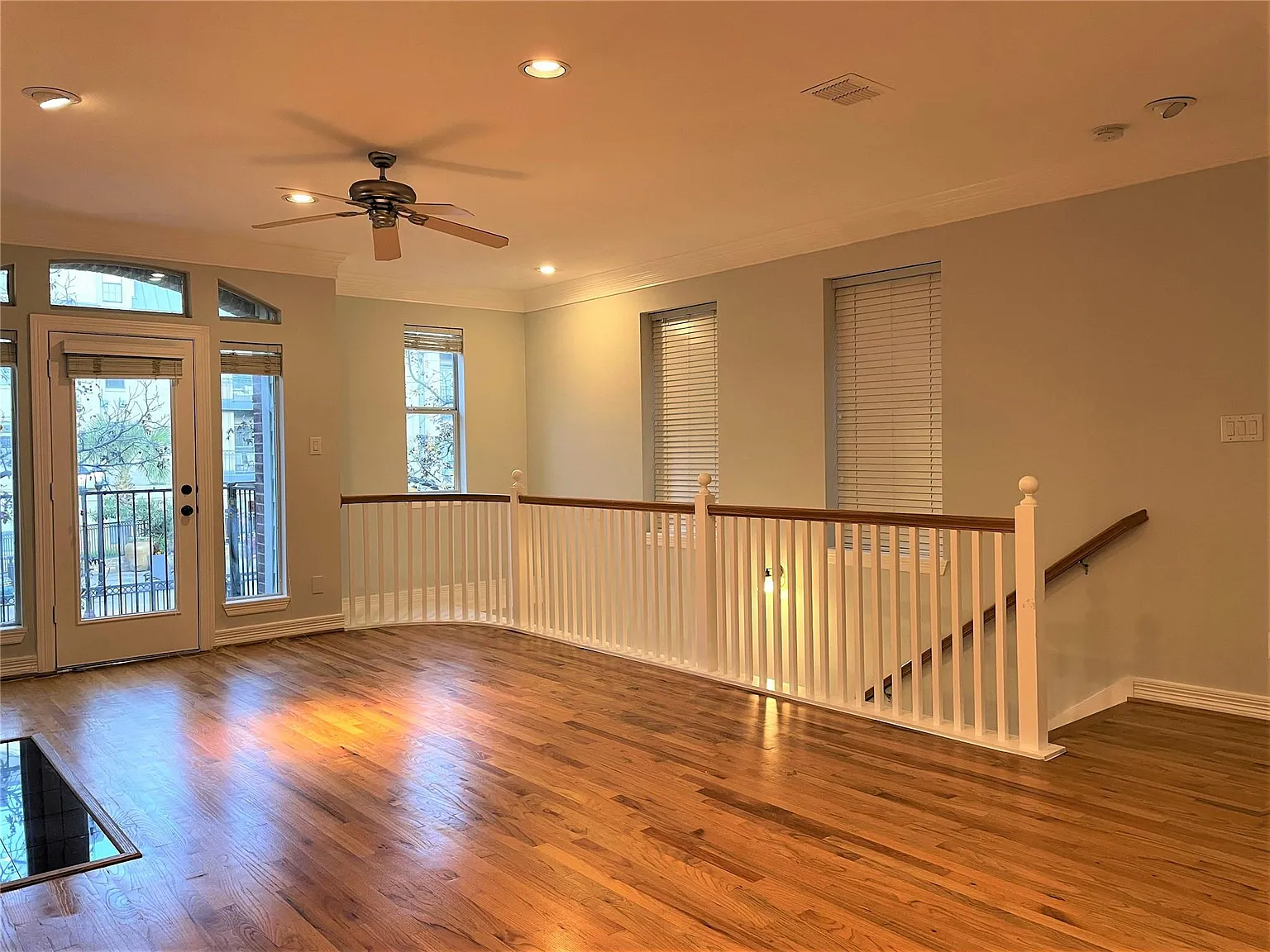 3 bed, 3.5 bath, 1950 sqft, $4,175 — Photo 4