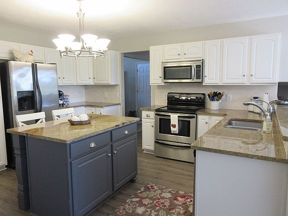 4th image of 909 Red Oak Dr