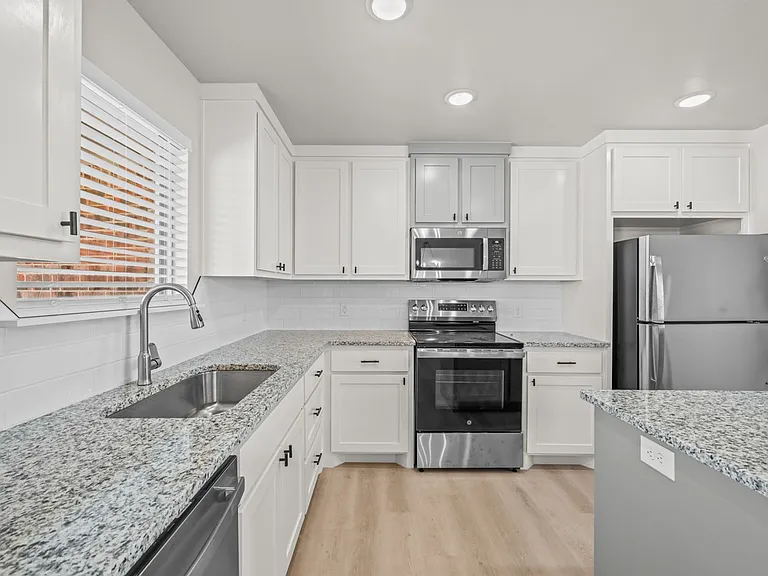 10517 East Cres #7400 — Photo 31