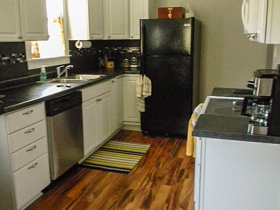 5th image of 208 3rd Ave W