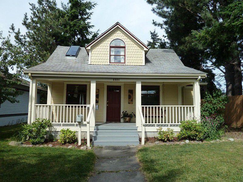 Welcome to 2221 Ellis. The main house offers beautiful living spaces. Dining room, living room, newe