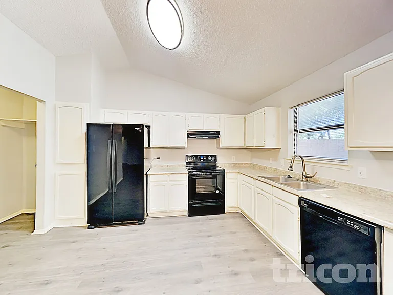 1401 Timbercrest Dr — Photo 5
