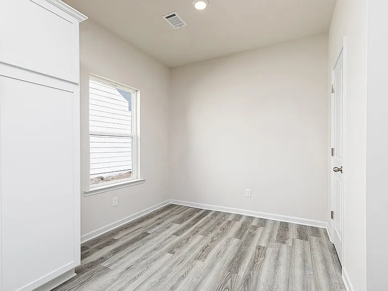 641 Mackenzie Cv — Photo 15