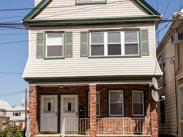 22 Story Ct, Bayonne, NJ 07002