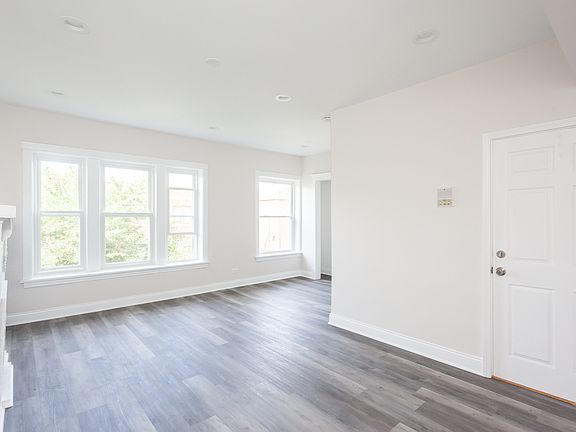 2nd image of 1923 W Montrose Ave #3E