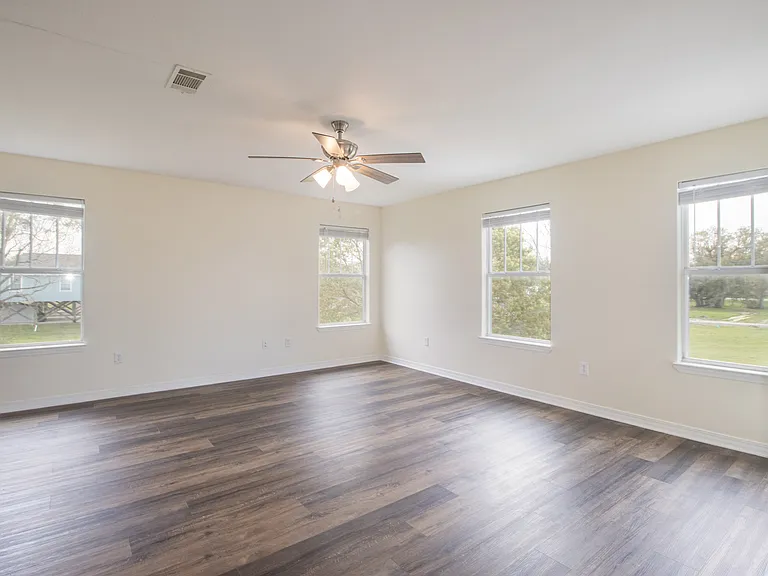 420 Richmond Dr — Photo 3