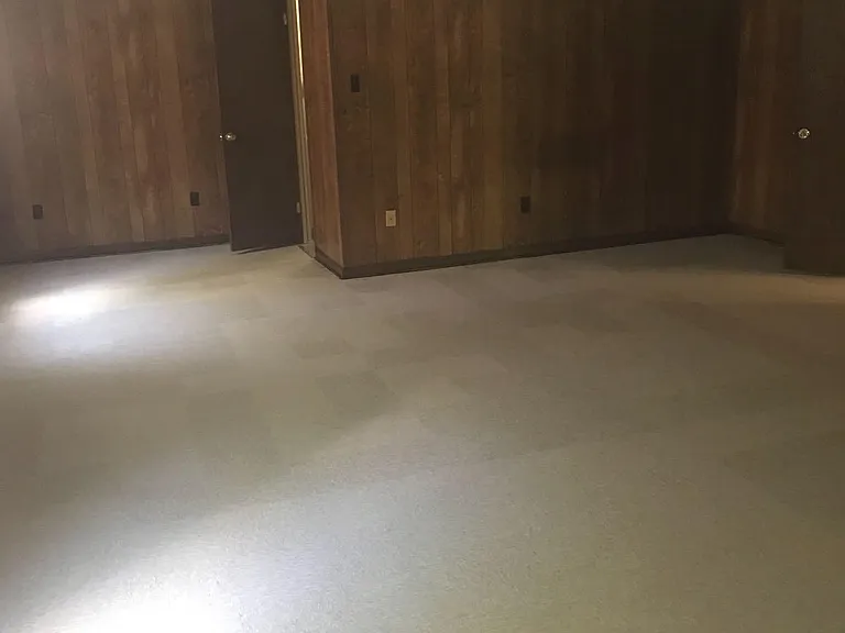 Large den with 2 ceiling fans and 0.5 bath
