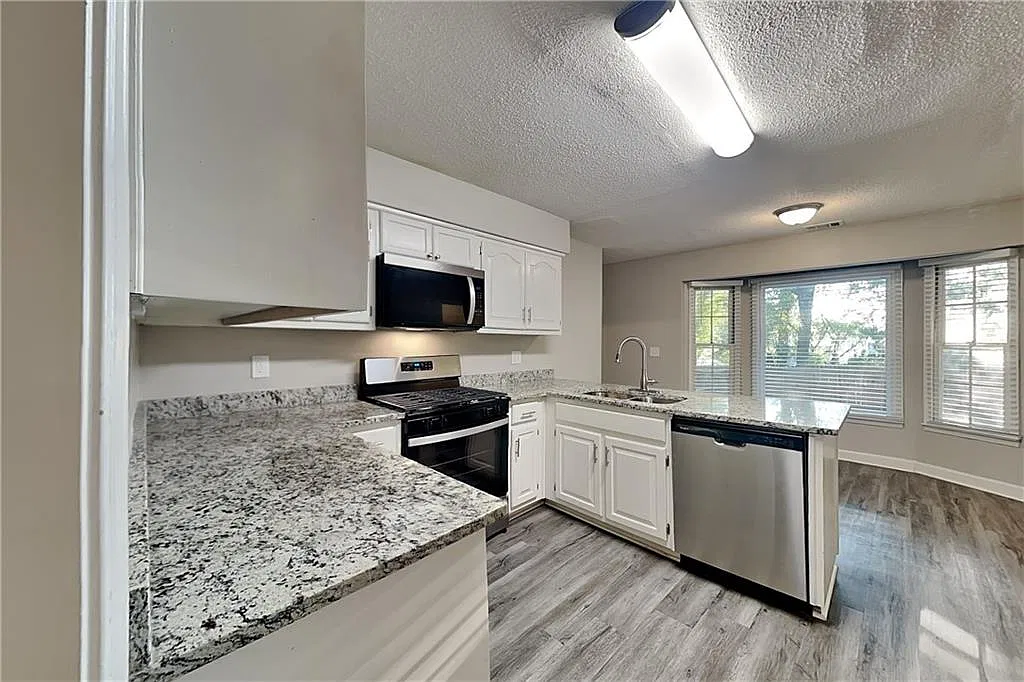 3 bed, 2.5 bath, 1936 sqft, $2,245 — Photo 4
